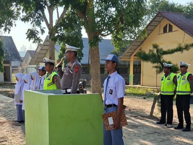 Polisi Edukasi Keselamatan Berlalu Lintas di SMK Negeri 1 Karang Baru